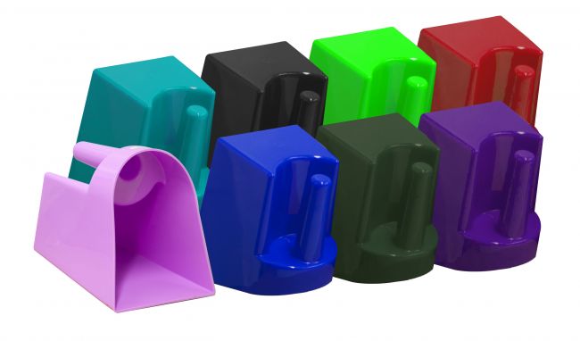 1025: 2 Qt Feed Scoop Showman Saddles and Tack