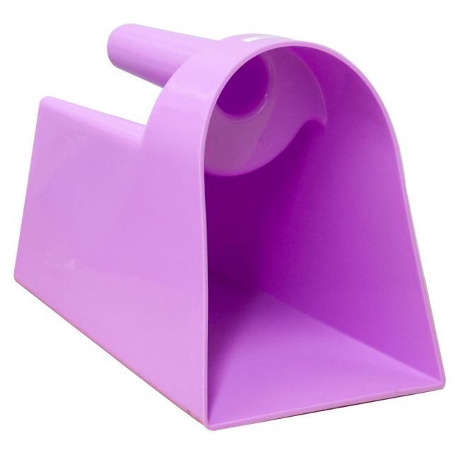 1025: 2 Qt Feed Scoop Showman Saddles and Tack